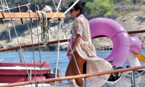 [FOTO] Odmor na Jadranu: Britanska pjevačica ne krije koliko joj godi hrvatska obala