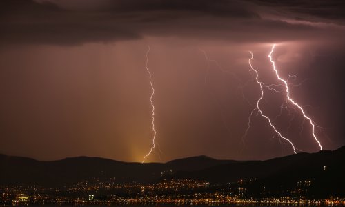 Grmljavinsko nevrijeme zahvatilo Dalmaciju: Povremeno nestajala struja, izbilo nekoliko požara