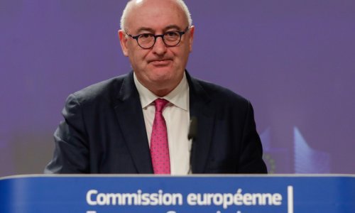 Europski povjerenik za trgovinu prozvan zbog neprimjerenog ponašanja u karanteni; išao na golf večeri; Irci ogorčeni