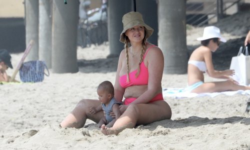 Četiri mjeseca nakon poroda slavna plus size ljepotica ponosno pokazala svoje obline u bikiniju, ali i celulit