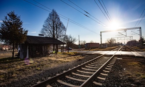 Pijani vozač ignorirao signalizaciju na pružnom prijelazu, udario u rampu i pobjegao s mjesta nesreće