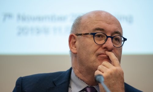 Irska vlada poziva na ostavku povjerenika EU-a za trgovinu; vratio se iz Belgije i trebao u karantenu, a otišao na večere