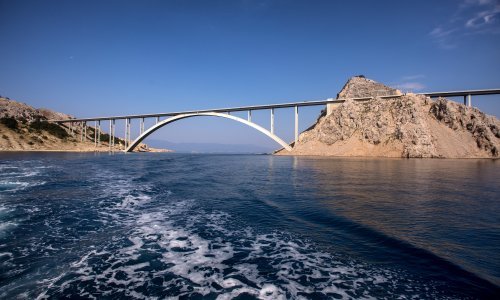 Neočekivan događaj na Krku: U Dobrinj stigao pun kombi ilegalnih migranata; njihov 'vozač' fulao rutu