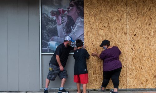 Uragan Laura približava se Teksasu i prijeti 'katastrofalnom' plimom