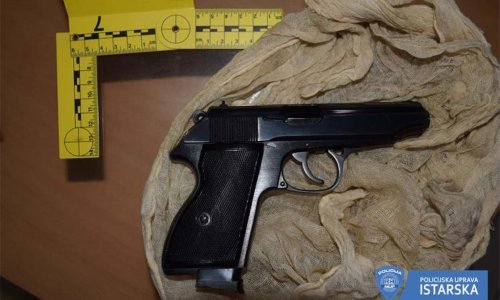 Policija ulovila vremešnog muškarca koji već 10 godina uništava automobile turistima iz Srbije, radio je to jer ih 'mrzi'