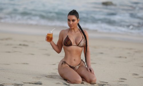 Ima se čime pohvaliti: Minijaturni bikini istaknuo je tanašni struk i raskošne obline slavne Kardashianke