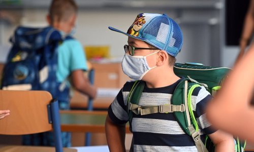 Ako dijete u školi pokaže znakove covida, izdvaja ga se u posebnu prostoriju, navlače se maske, viziri i odjela; a što je s bolovanjem roditelja?