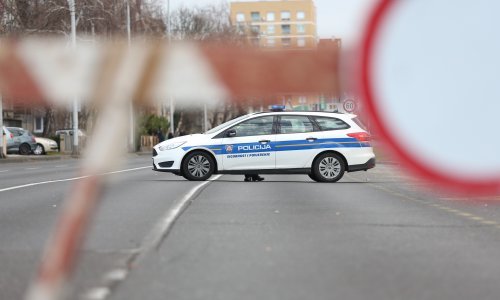 Filmska potjera za krijumčarom migranata u Istri; policajca pokušao pregaziti pa pobjegao; policija traga za njim