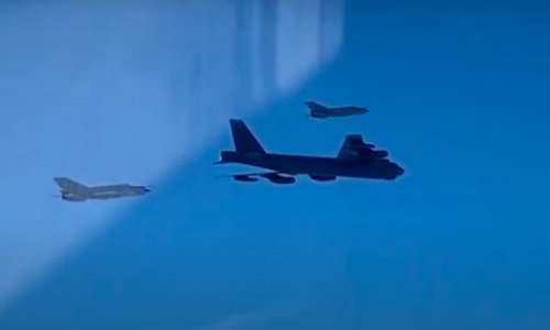[VIDEO] Ovako je izgledao prelet američke vojne grdosije iznad Hrvatske u pratnji naših pilota u MiG-ovima