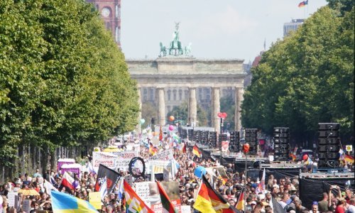 [FOTO] Prosvjedi u Europi protiv 'medicinske tiranije', u Berlinu 300 privedenih