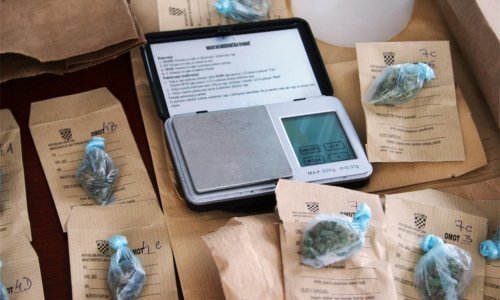 U Puli muškarac ulovljen s više od 40 paketića droge, a djevojka na biciklu policiji pokušala pobjeći s marihuanom