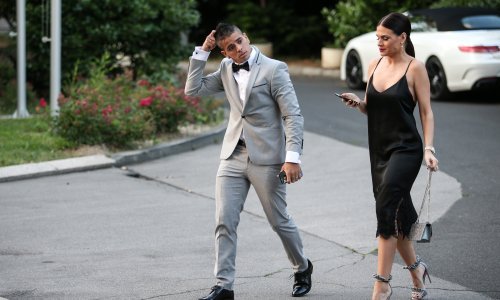 Supruga bivšeg dinamovca golišavim fotografijama s ljetovanja prkosi kišnom i tmurnom vremenu