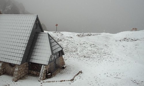 [VIDEO] U Sloveniji pao prvi ovosezonski snijeg, noćas uz Jadran očekuje se obilna kiša, tuča, a moguće i pijavice