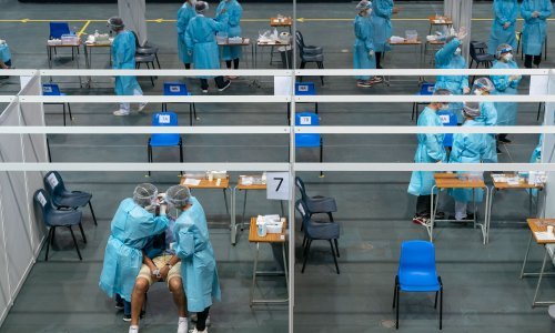 Hong Kong počeo masovno testiranje na koronavirus, kritičari pozivaju na bojkot