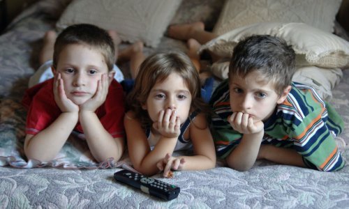 Što manje spavaju i više bulje u ekran, to su djeca sklonija debljanju, otkriva velika europska studija