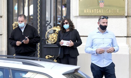 [VIDEO/FOTO] Prijevoznici na Markovom trgu 'hvatali' zastupnike: Nadamo se da je nekome stalo do 20 tisuća ljudi koji ostaju bez posla