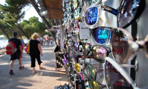 Žena na Poluotoku u Zadru prodavala naočale poznatih brendova, sve su bile lažne pa je zaradila kaznenu prijavu