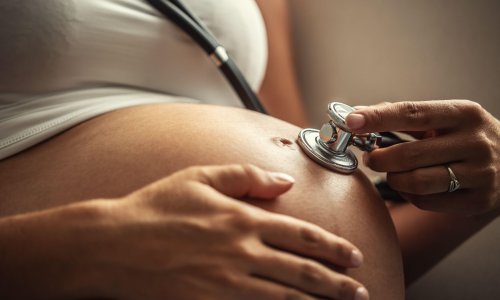 Trudnice s Covidom-19 rjeđe pokazuju simptome bolesti, ali češće trebaju intenzivnu skrb i rađaju prije vremena