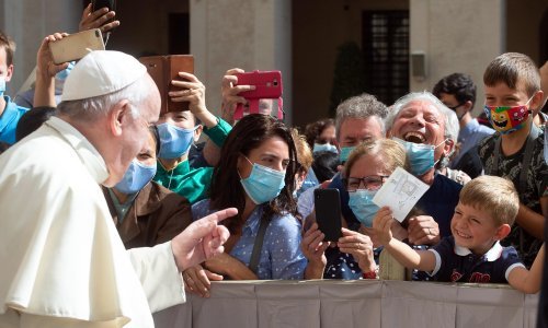 Papa upozorava da se ne pokušava profitirati na pandemiji