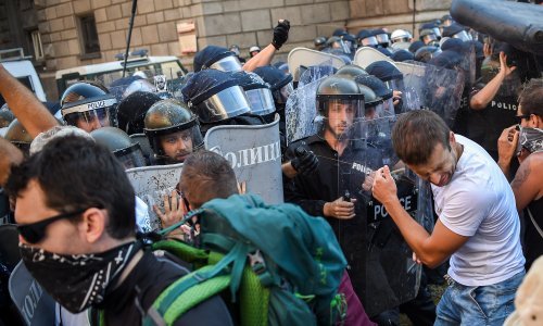 [FOTO] Suzavac i smeće ispred parlamenta: Tisuće Bugara prosvjeduju protiv vlade, sukobili se s policijom