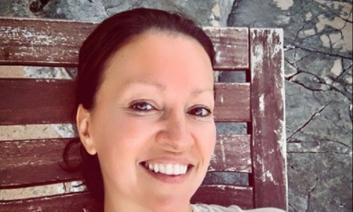 Boravak u Dalmacija joj godi: Nina Badrić u mini haljinici istaknula vitke noge