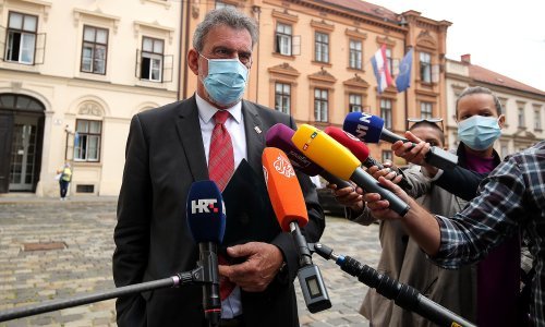 Fuchs: Ako učenik ne nosi masku, isto kao da je pošarao zid u školi; progovorio i o fakultetima: Neće nitko iz ministarstva hodati okolo s metrom po fakultetima i mjeriti