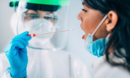 Kućni setovi za testiranje na bazi sline manje su učinkoviti od briseva nosa i grla, ali...
