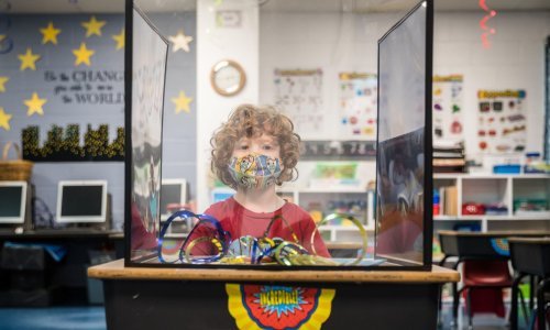 Milijarda djece ponovno u školskim klupama: Čekaju ih klizne satnice, hibridna nastava, stroge mjere kontrole i novi bonton