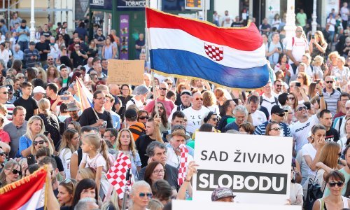 [FOTO/VIDEO] Prosvjednici protiv mjera u borbi s koronom okupljaju se u Rijeci; prisutne će zabavljati Alen Vitasović