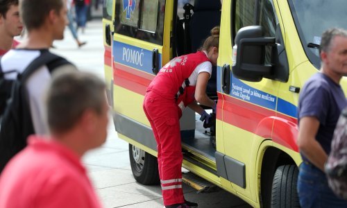 Vatrogasci iz auta izvlačili osobu ozlijeđenu u prometnoj nesreći