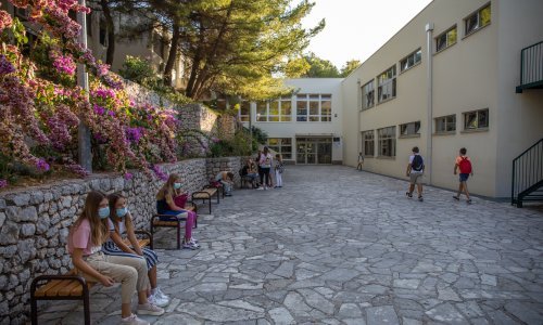 U Splitu prvi slučaj samoizolacije cijelog razreda; epidemiolozi svima dali zeleno svjetlo za nastavu na otvorenome