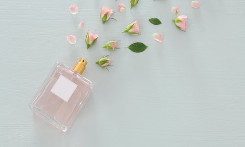 Mnogi ne mogu odoljeti parfemu, no ne znaju svi kako ga pravilno nanijeti; evo što kažu stručnjaci