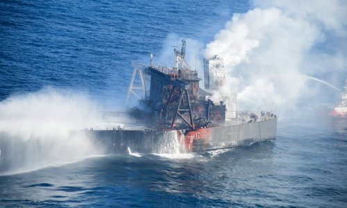 Pokušava se zaustaviti istjecanje nafte iz tankera New Diamond