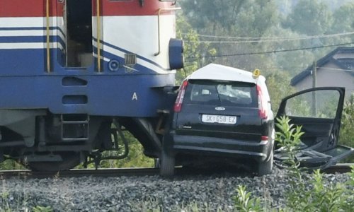 [FOTO] Nesreća na pružnom prijelazu u Sisku: Teretni vlak naletio na automobil, vozač prevezen u bolnicu