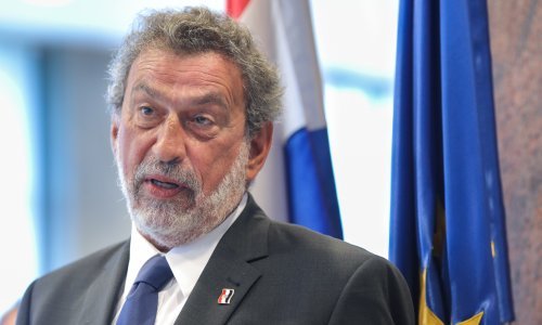 Ministar Fuchs zadovoljan prvim danom škole, pritom otkrio: U izolaciji je 2000 djece i 150 djelatnika škola