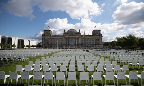 [FOTO] Akcija za izbjeglice u Grčkoj: Postavili 13 tisuća stolaca ispred Reichstaga u Berlinu