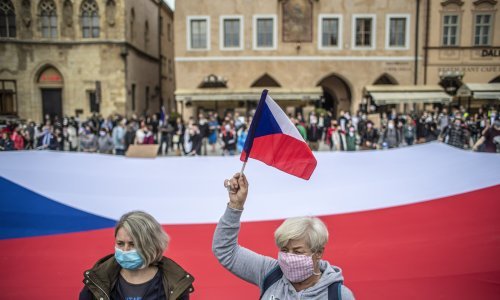 Češka uvodi obavezno nošenje maski u svim zatvorenim prostorima