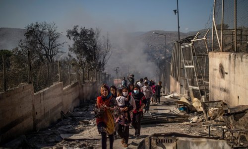 [FOTO] U kampu Moria izbilo više požara, migranti na vatrogasce bacali kamenje; tisuće ih luta Lezbosom, proglašeno izvanredno stanje