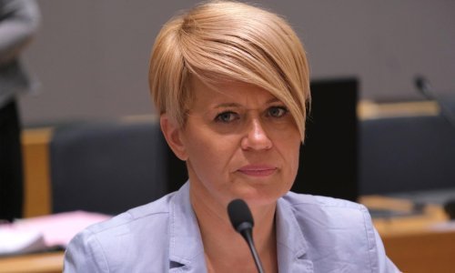Slovenska ministrica podnijela ostavku netom prije glasanja o smjeni: 'Osudili ste me zbog nekoliko šnita pršuta i malo vina'