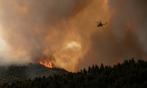 Buknuo požar kod Atene: Vatra prijeti kućama u ljetovalištu, evakuirano pet mjesta
