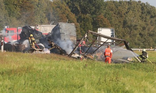[FOTO/VIDEO] Otkriveno kako je došlo do strašne nesreće kod Ježeva u kojoj su poginule dvije osobe: Mijenjali gumu u zaustavnoj traci kada je naletio kamion
