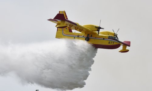 Požar na Biokovu, u gašenju sudjeluju i dva kanadera