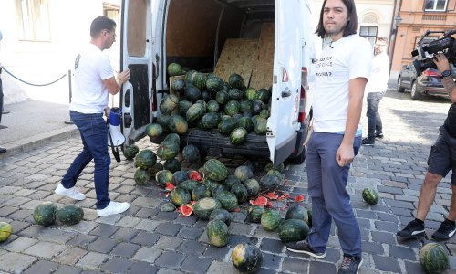 [FOTO/VIDEO] Sinčić napravio priličan nered pred Vladom, istovario je gomilu lubenica i popeo se na kombi