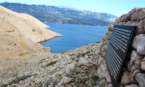 [FOTO] 'Vi ste Partiju izdale onda kad je trebalo da joj pomognete': Podsjetnici na žene prognane na Goli otok i Sveti Grgur; bilo ih je preko 850, a kao kaznu nosile su kamenje iz mora na vrh brda i natrag