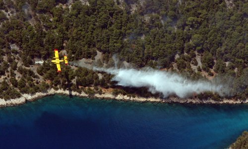 Opet se aktivirao požar na Visu, na terenu svi raspoloživi vatrogasci, pozvani i kanaderi