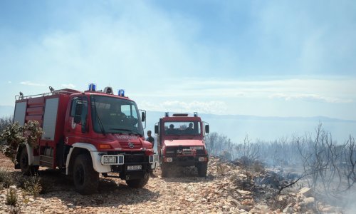 Vatrogasci se bore s požarom u blizini mjesta odakle je krenula splitska katastrofa prije tri godine