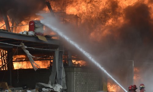 Crni dim nad Bejrutom: Velik požar u luci uništio humanitarnu pomoć