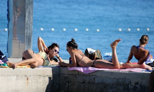 Više od 50 posto turističkih odredišta ublažilo ograničenja putovanja, ali oprez ostaje