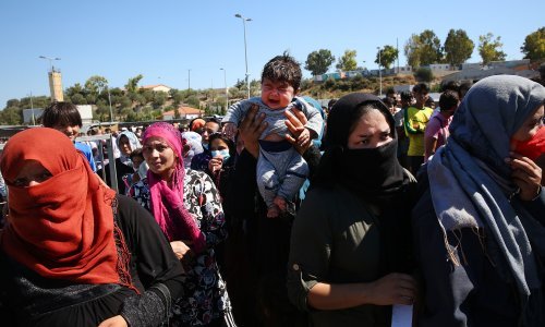 Nakon katastrofalnog požara u kampu na Lezbosu tisuće migranata na otvorenom: spavali uz cestu, jedna skupina kampira na groblju