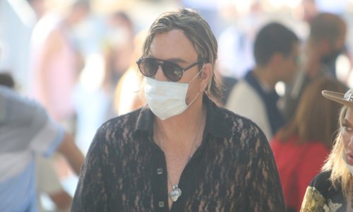 Kada je skinuo zaštitnu masku svi su ostali zaprepašteni: Holivudska legenda šokirala Grke svojim novim izgledom